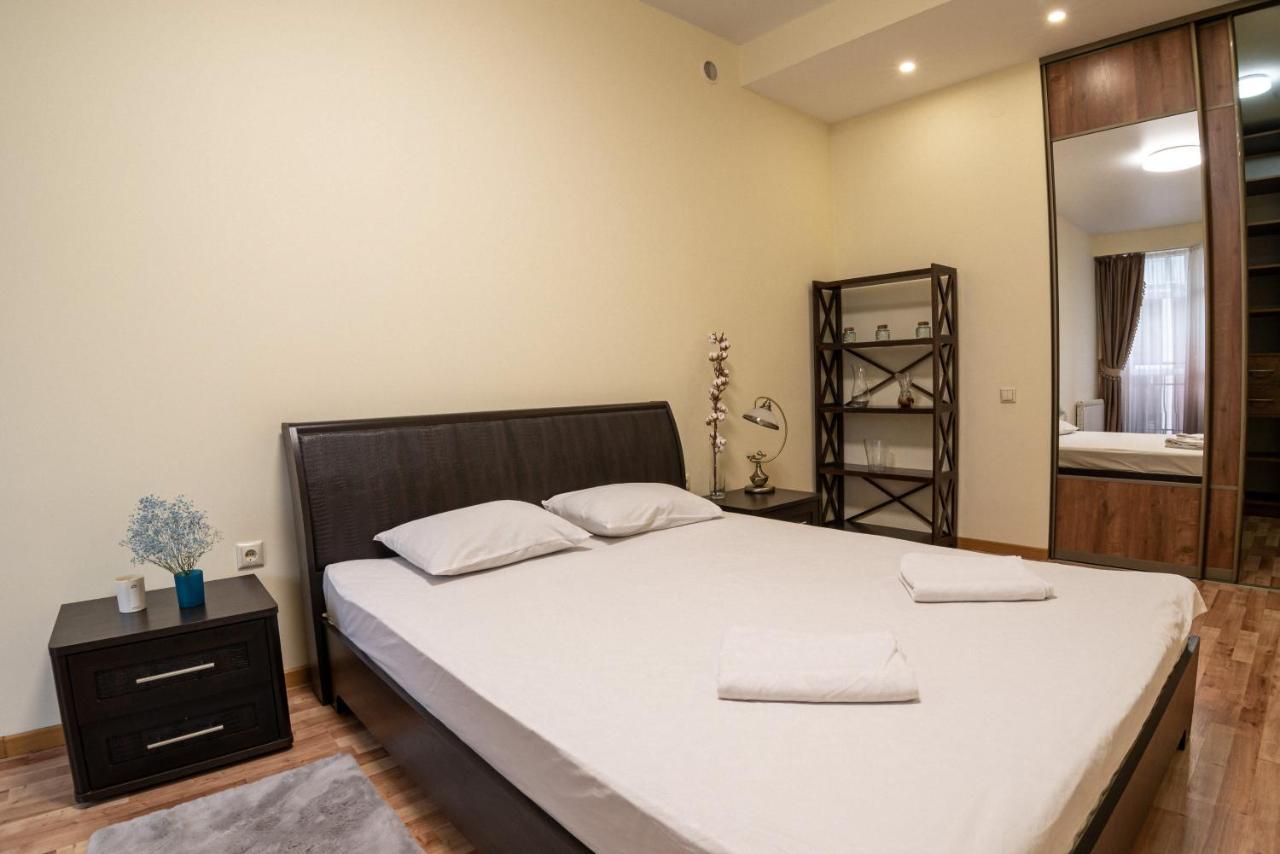 Comfort Apartment Lviv Bagian luar foto