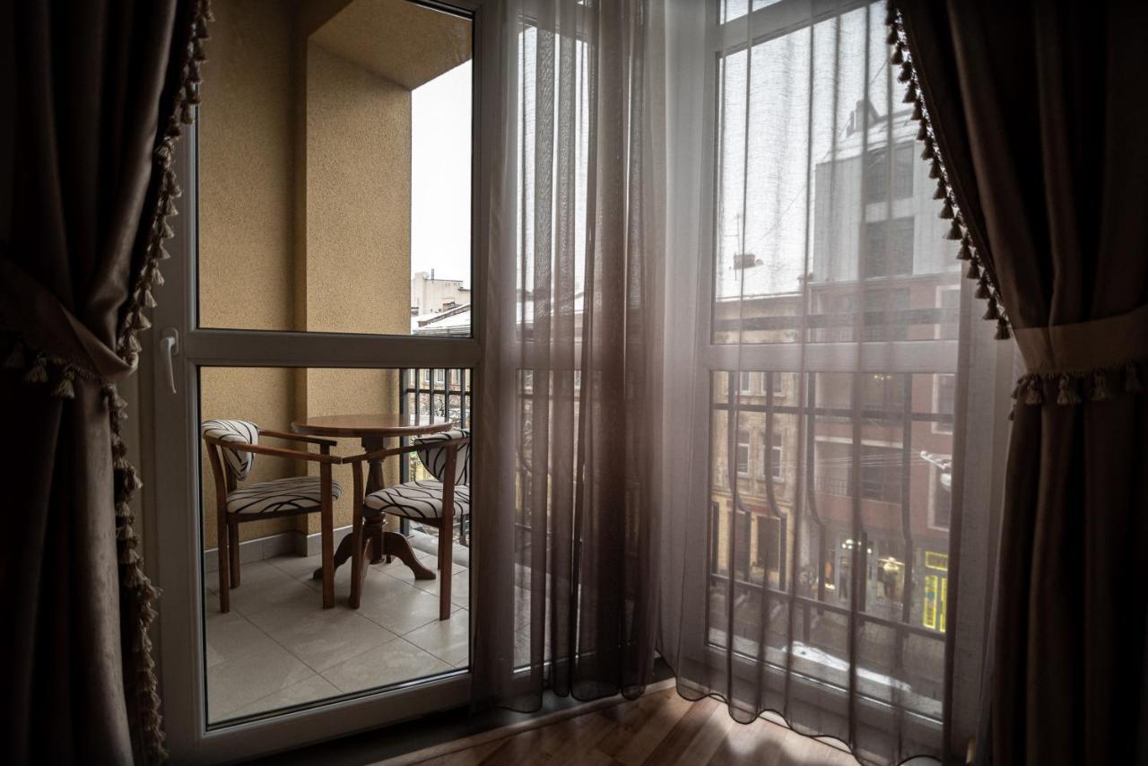 Comfort Apartment Lviv Bagian luar foto