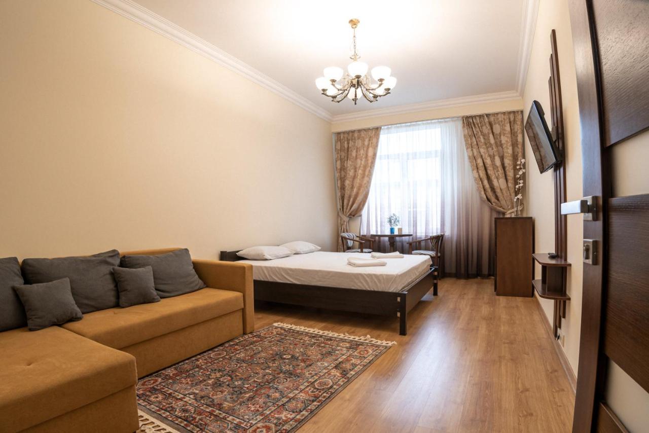 Comfort Apartment Lviv Bagian luar foto