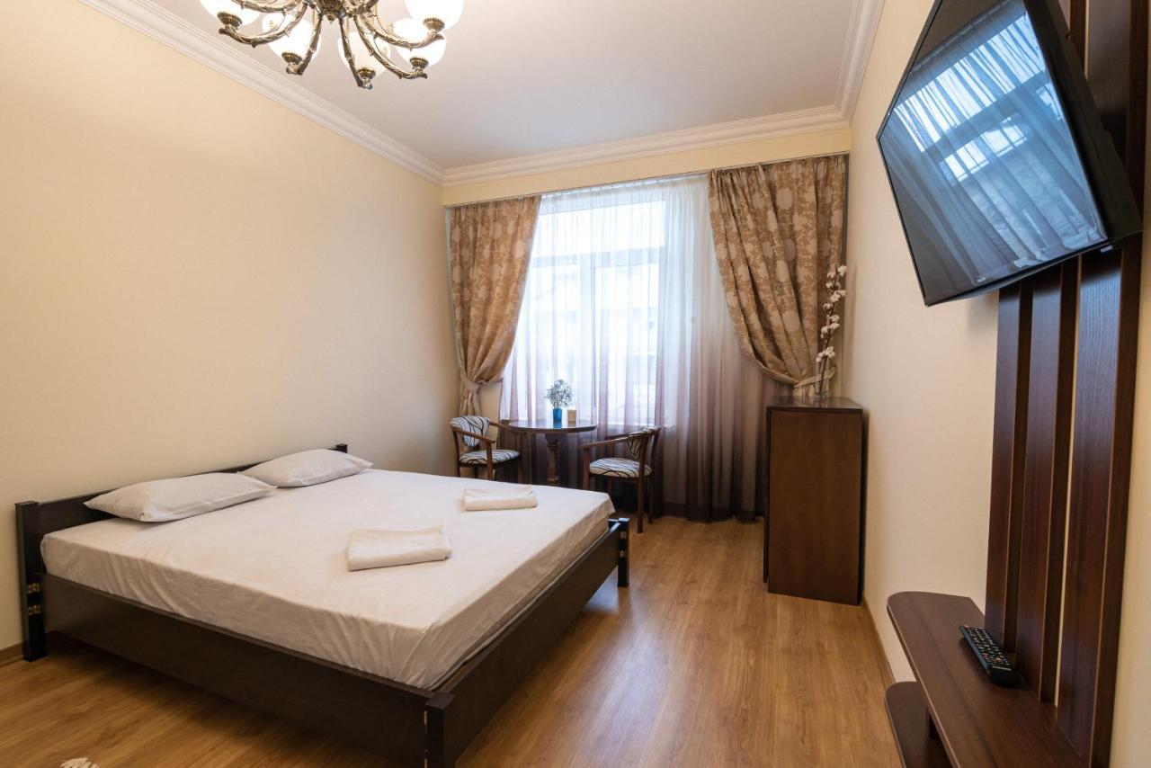 Comfort Apartment Lviv Bagian luar foto