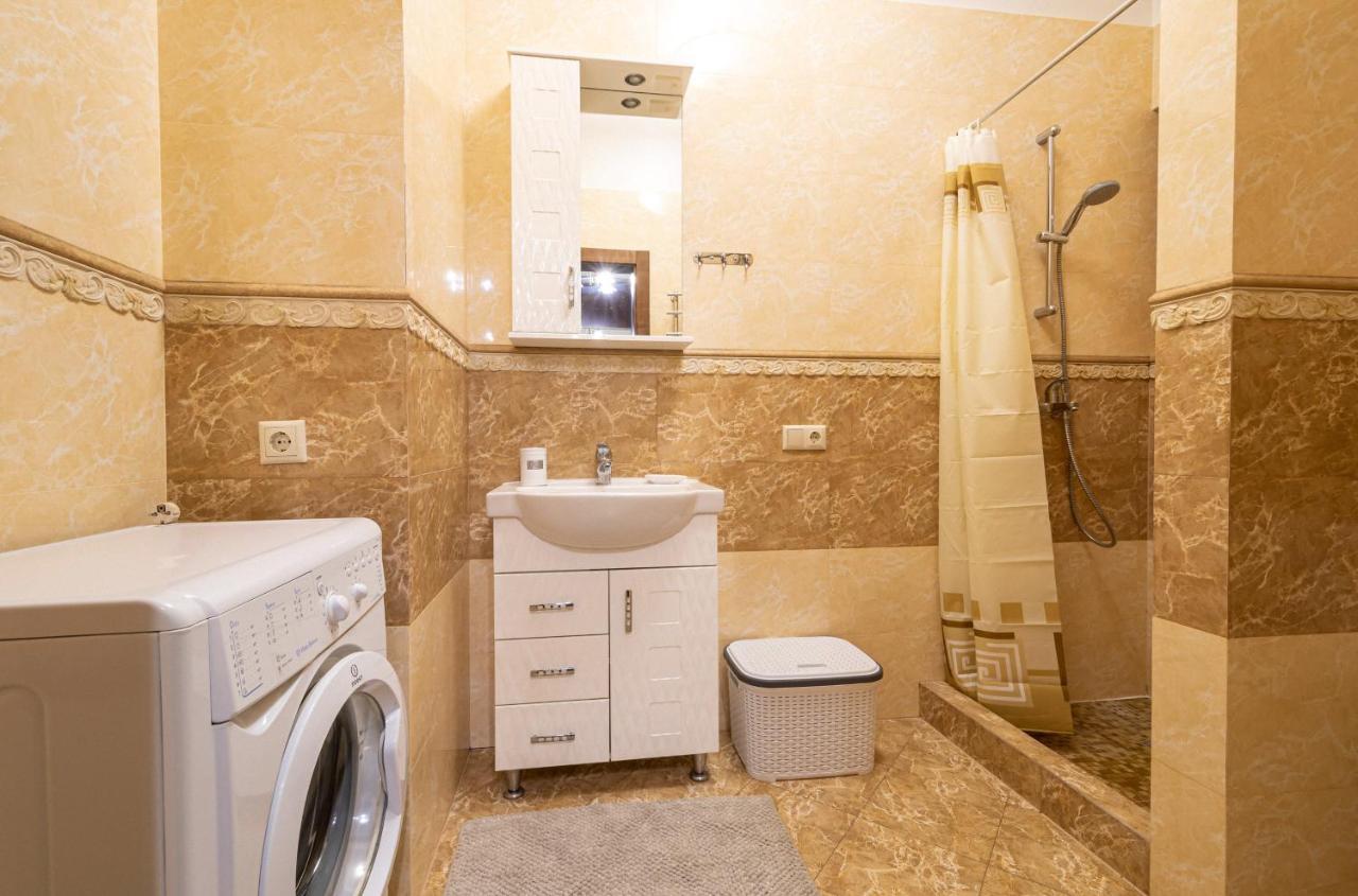 Comfort Apartment Lviv Bagian luar foto