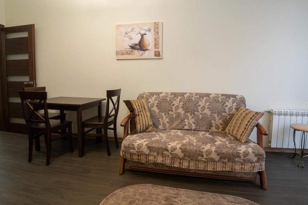 Comfort Apartment Lviv Bagian luar foto