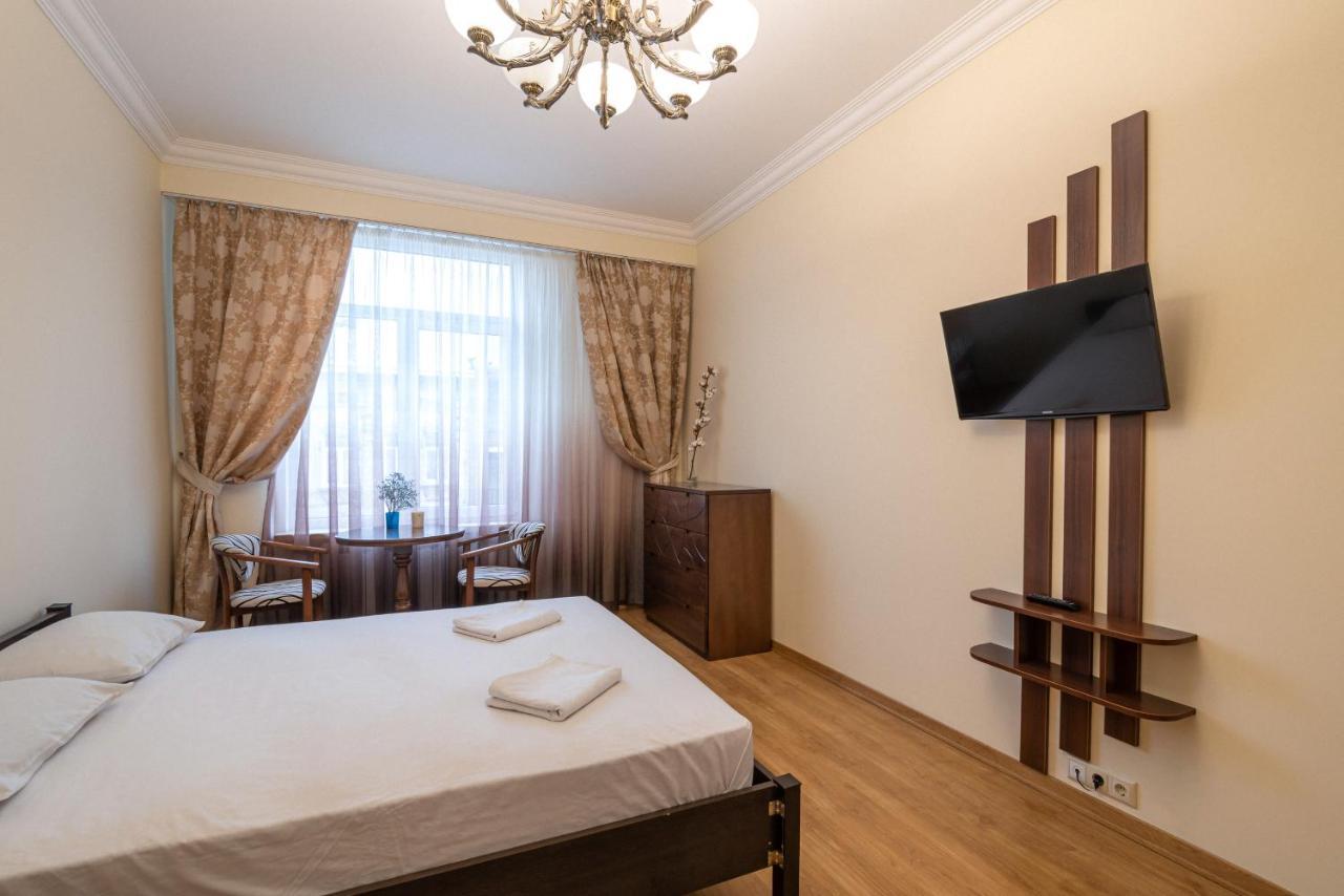 Comfort Apartment Lviv Bagian luar foto
