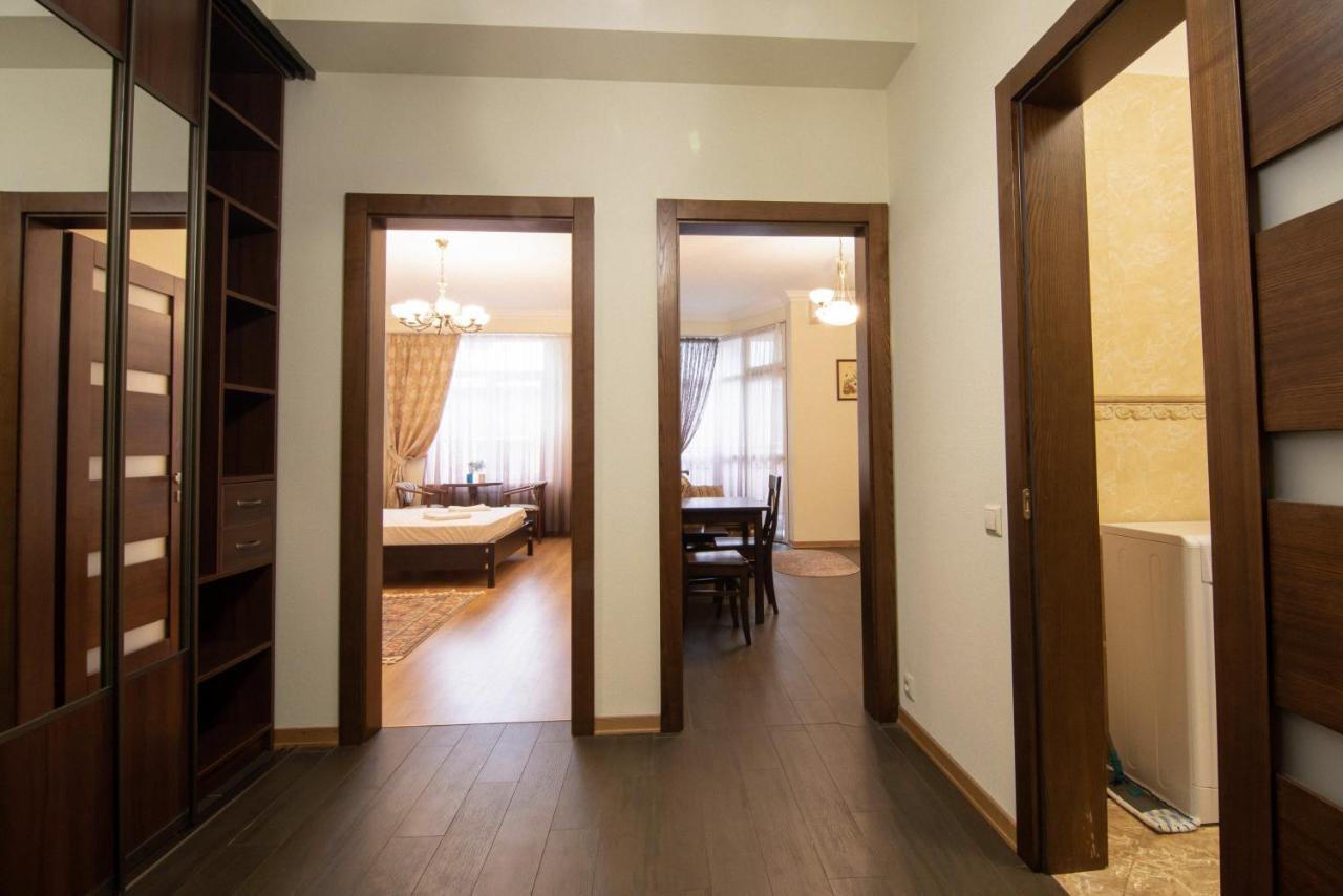 Comfort Apartment Lviv Bagian luar foto