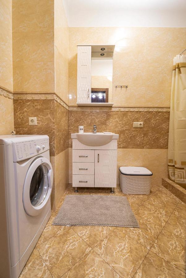 Comfort Apartment Lviv Bagian luar foto