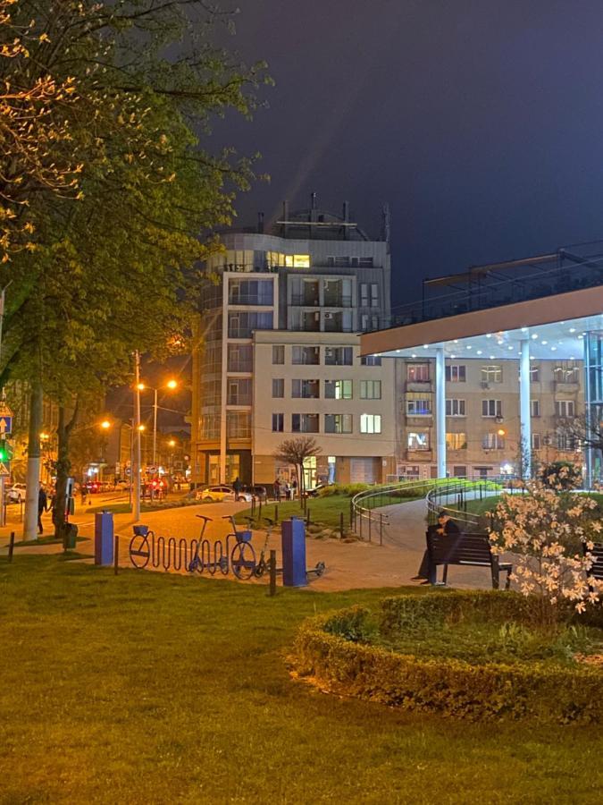 Comfort Apartment Lviv Bagian luar foto